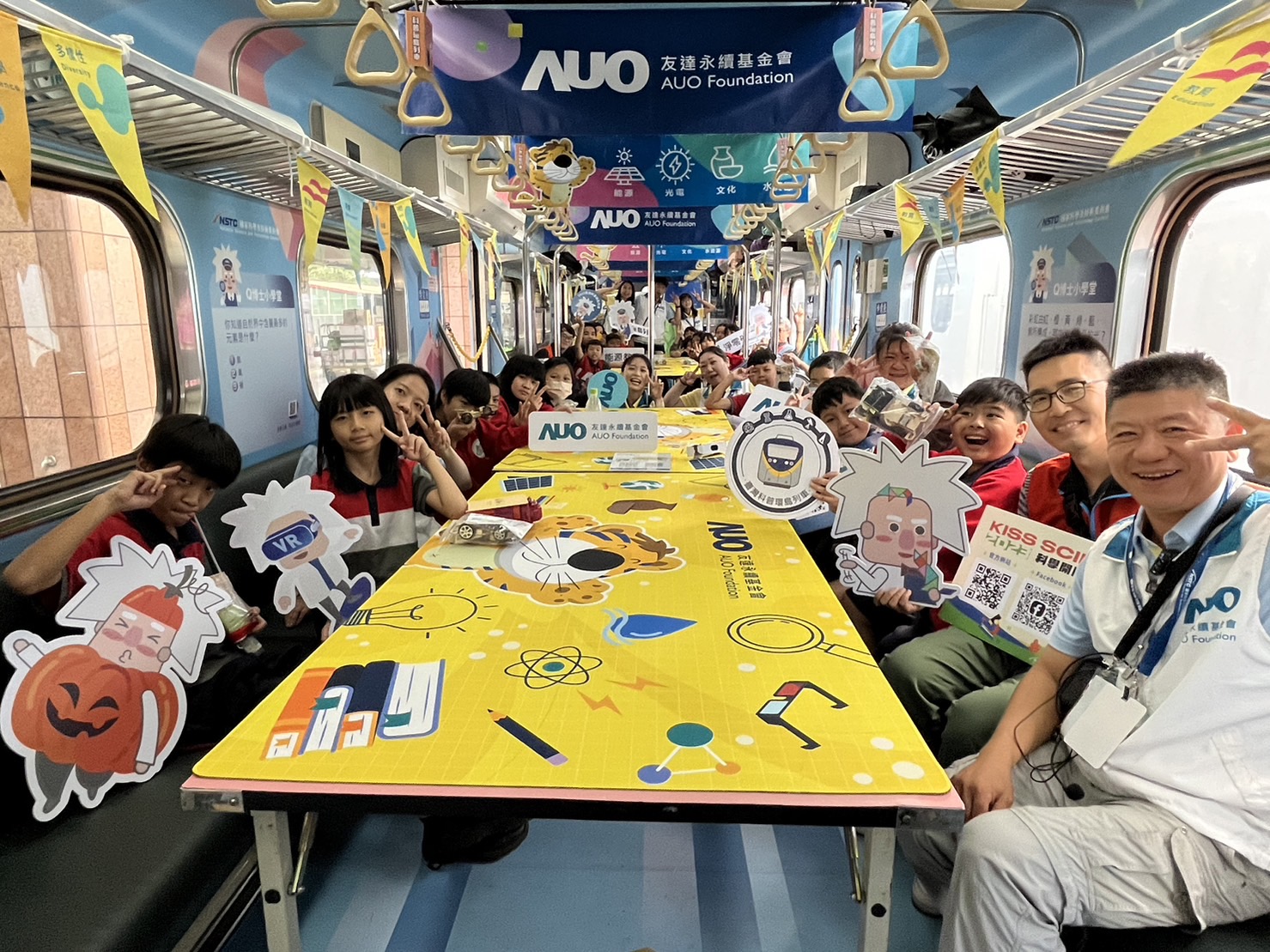 友達永續基金會參與「臺灣科普環島列車」，設計基礎科學車廂課程，以「淨零碳排和永續能源」為主題，讓學生透過創意實驗認識淨零知識，以及思考生活中的減碳行為