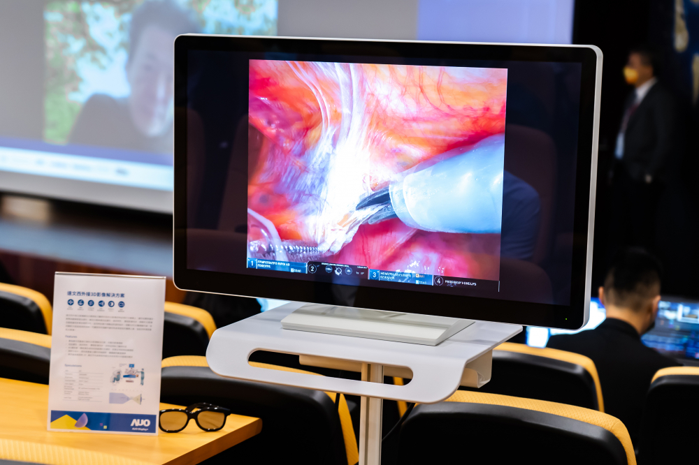 達擎於「國際大腸直腸外科論壇」中，成功導入達文西外接3D影像解決方案。透過達擎即時影像處理技術轉換為成1080p的高解析度畫質，將3D擬真畫面即時呈現於32吋4K 3D醫療顯示器