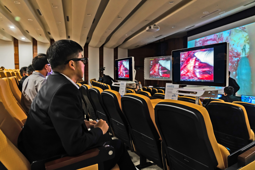 達擎之「達文西外接3D影像解決方案」，將達文西手術機器手臂的3D影像即時連線轉播，在會議室觀摩的醫師們只要戴上偏光眼鏡，就能與執刀醫師看到同步的3D立體影像，如臨操作台現場，縮短達文西手術的學習曲線