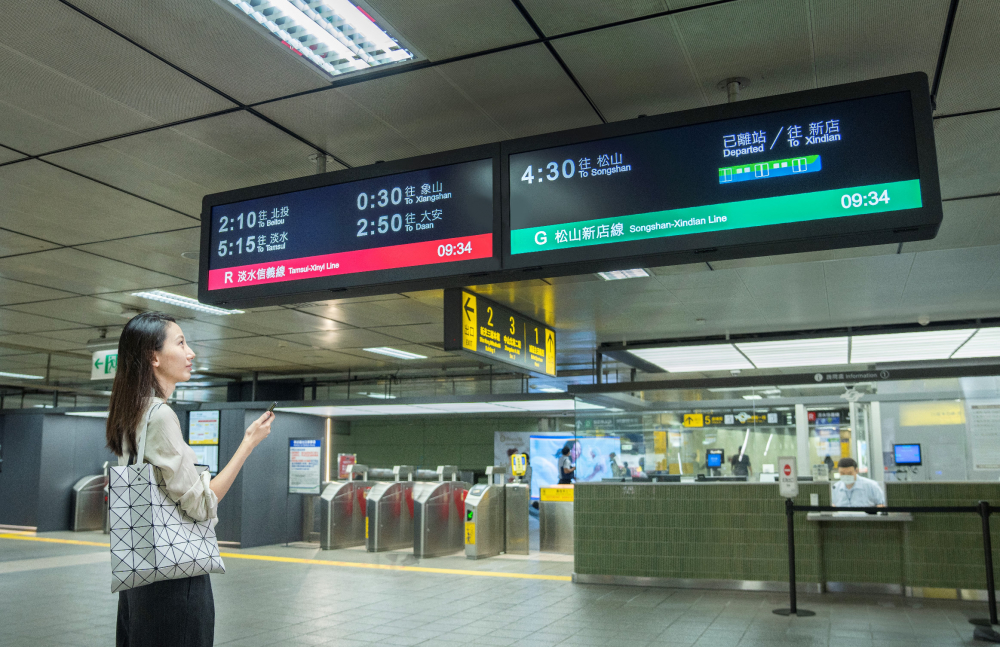 達擎TARTAN顯示器的特殊長條型比例非常適合空間與高度有限的大眾運輸場域應用，具備工業等級高品質、高亮度、高解析與高色彩飽和度等優勢，打造都會智能車站新風貌。