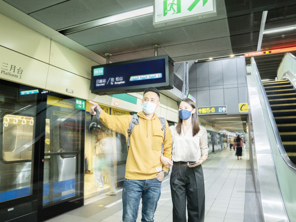 友達旗下達擎之客製化TARTAN顯示器，於台北捷運中山站亮相。以獨特長條型比例與高畫質特色，為台北捷運站帶來嶄新的都會車站風貌