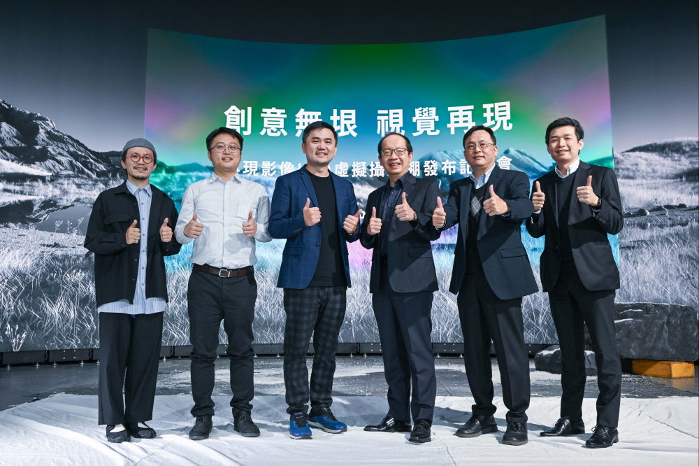 友達光電與再現影像攜手，於中影製片廠建置全台首座提供嶄新一站式整合服務的LED虛擬製作攝影棚（圖左至右：再現影像視覺總監郭憲聰、再現影像營運總監黃棨雋、再現影像藝術總監與導演紀柏舟、友達光電技術長廖唯倫、友達光電系統設計製造服務事業總部副總經理曾天龍、友達光電系統產品事業資深處長蘇聖倫）