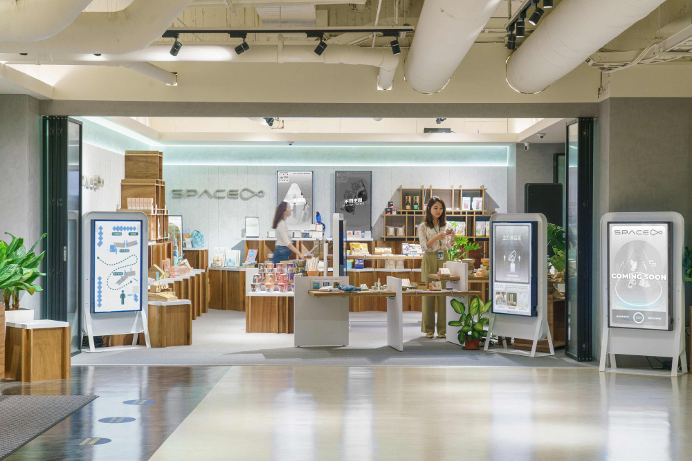 世界杯官网线上平台打造永续选物商店，展示社企及社创商品，结合创利空间所开发的智能零售系统，整合多元产品信息，让无人商店扮演公益行动的推手