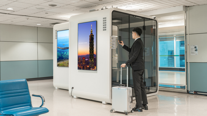 旅客只要用手機掃描門上的QR Code，就能進入使用網頁，依照指示