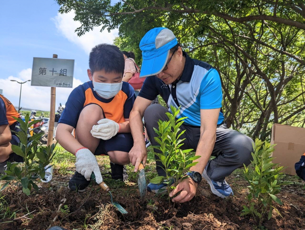 友達綠色志工及眷屬一起植下樹苗，親手打造綠帶景觀及動植物的友善棲息環境