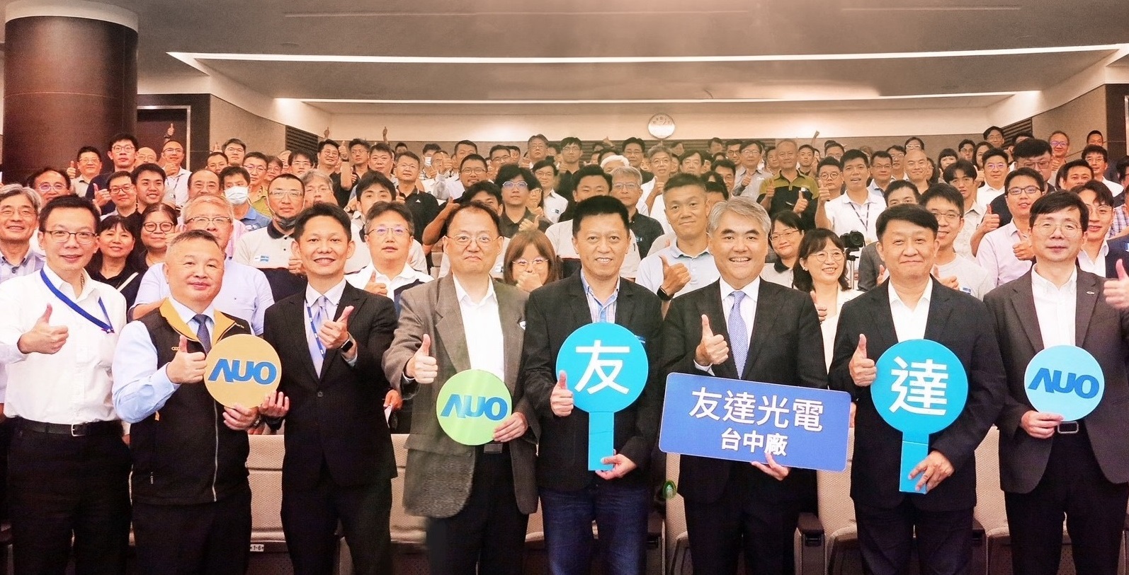 友達以太陽能解決方案領航者，跨足建築領域，4日在台中廠區舉辦「光電建築一體化研討會」，邀請產業先驅共同推動綠化，打造新一代智慧綠建築。