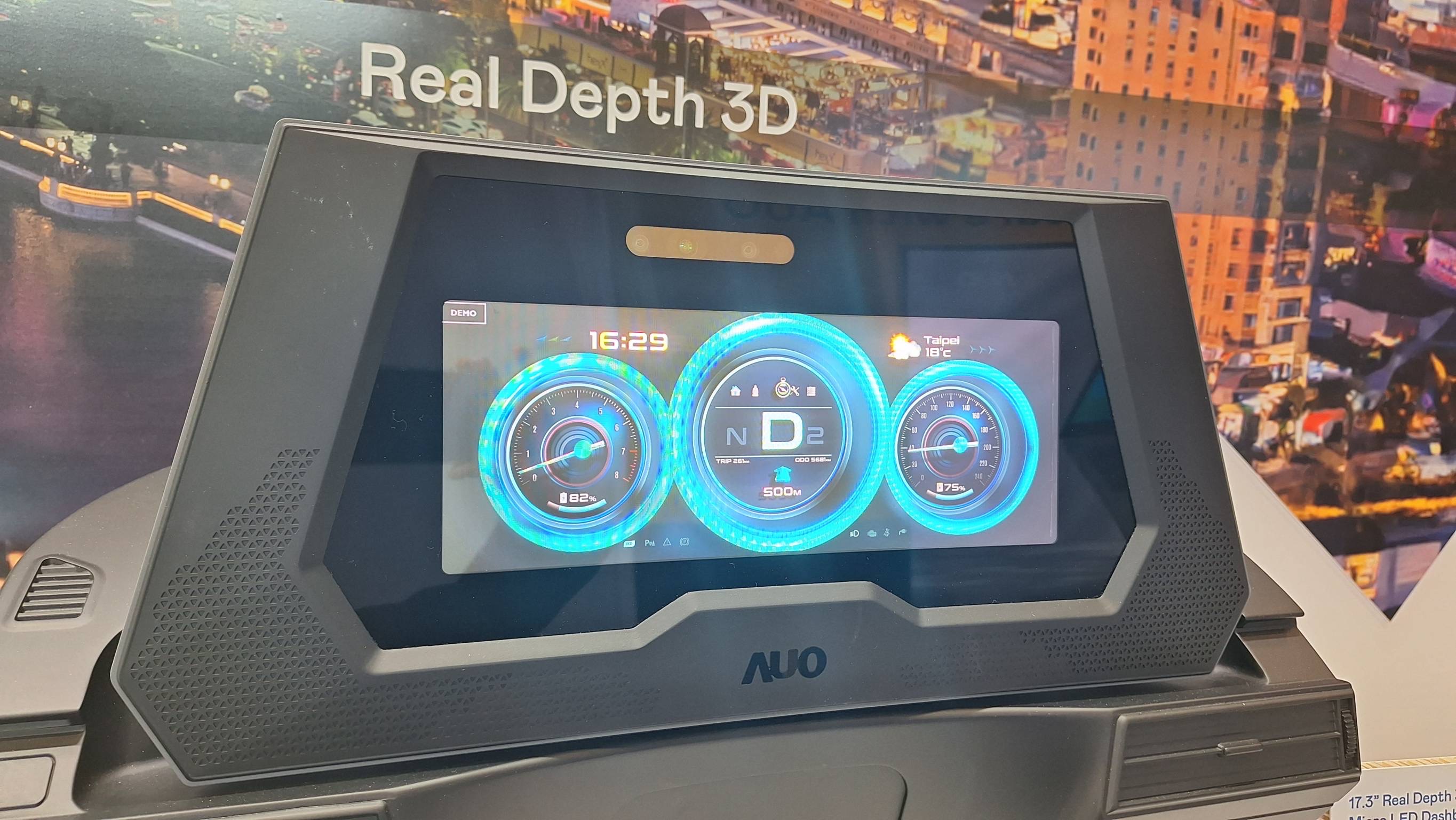 世界杯官网线上平台的「裸眼3D Micro LED仪表板」将Micro LED与LCD技术整合成17.3吋显示器，打造令人惊艳的3D效果，同时具备DMS辨识系统，可侦测驾驶行为并进行安全预警。