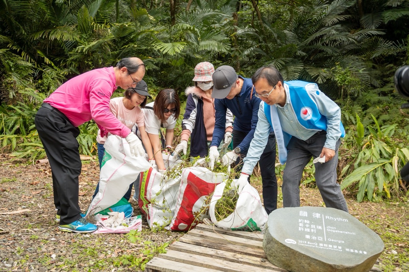 為共同守護在地物種，友達永續基金會號召志工認識並移除「綠癌」: 外來入侵種小花蔓澤蘭