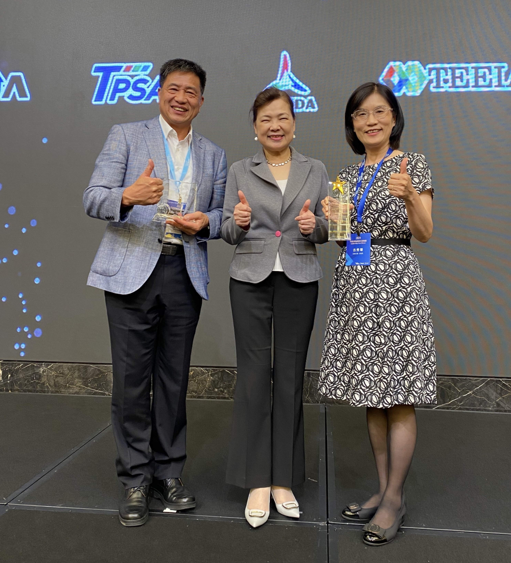 友達致力推動永續發展，於Touch Taiwan2024以3R策略貫穿Display、ESG展位實現綠色展覽目標之成果，Display展位獲綠色裝潢設計鑽質獎最高榮譽，ESG同獲金質獎殊榮。由經濟部長王美花（中）親自頒予友達光電董事長彭双浪（左）、友達光電永續長古秀華（右）