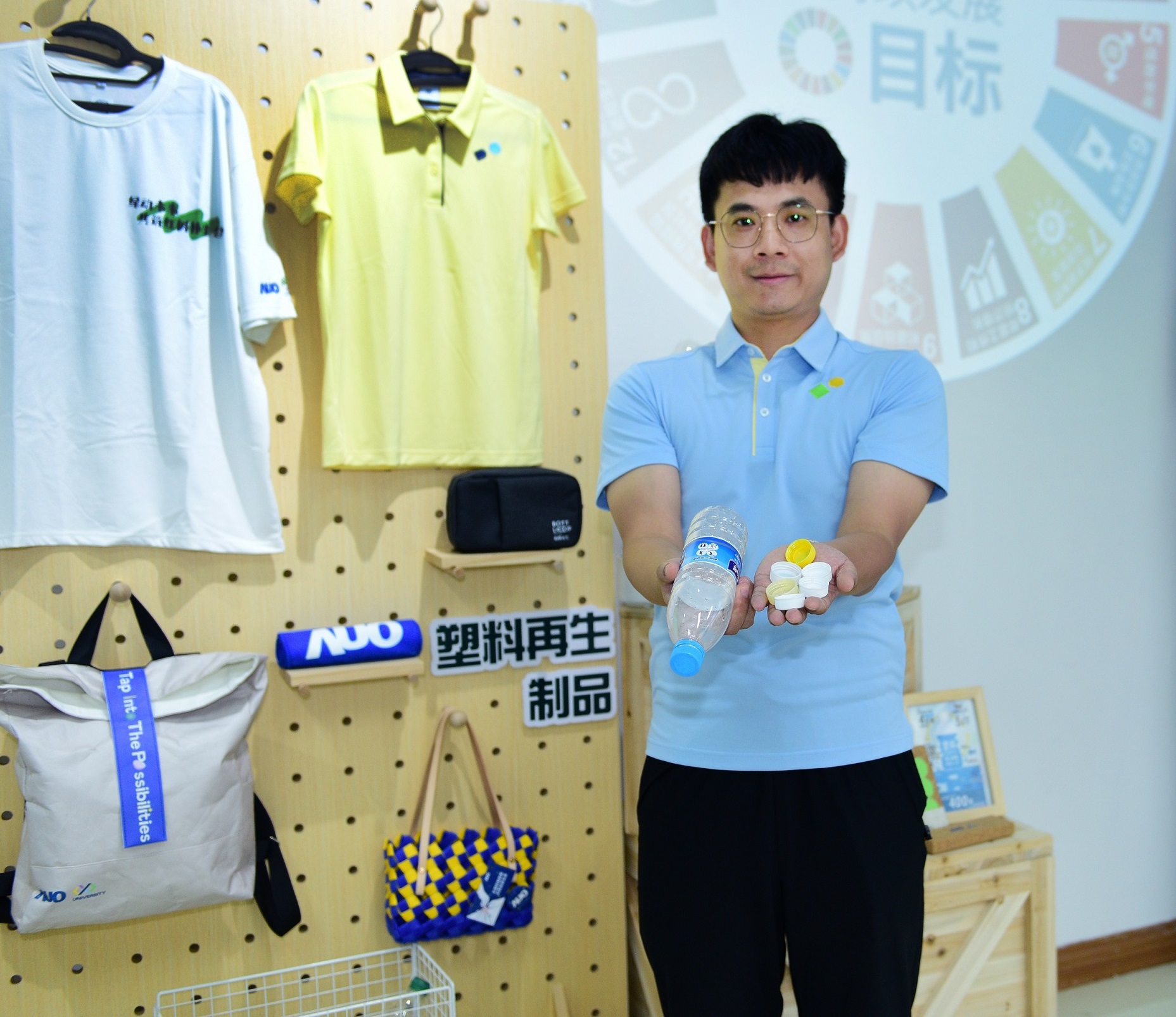 「2024智慧世界杯官网线上平台展」永续发展馆中，展示世界杯官网线上平台厦门驱动永续发展之成果，包含将厂内废弃物再制为实用物品，将永续发展理念深植于员工生活日常实践