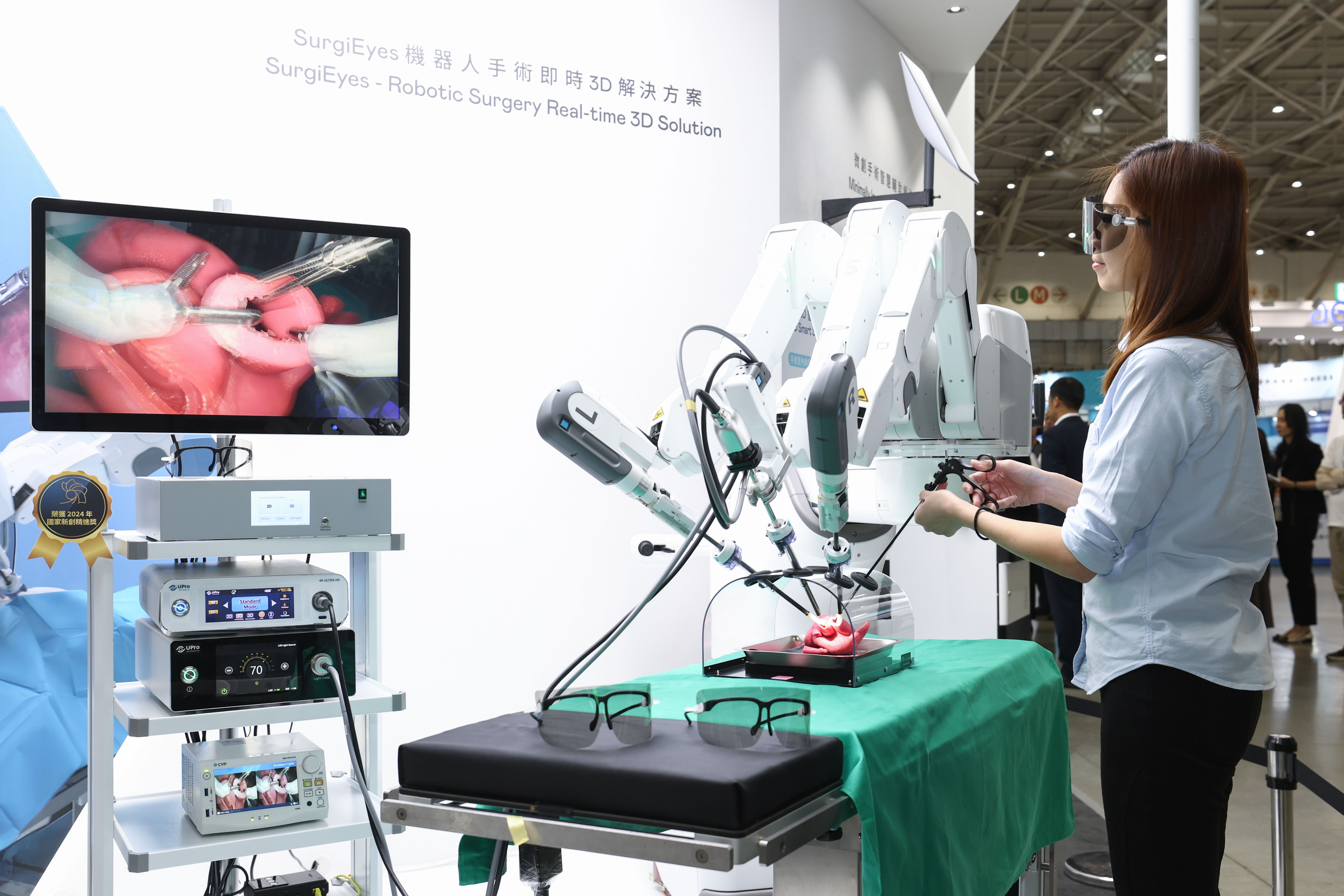 達擎以〝SurgiEyes機器人手術即時3D解決方案〞為核心，打造全方位的3D智慧手術影像平台，透過即時的影像串聯，連結手術室內、外跨場域的應用，協助醫師突破時空限制，為遠距醫療帶來更多的可能性