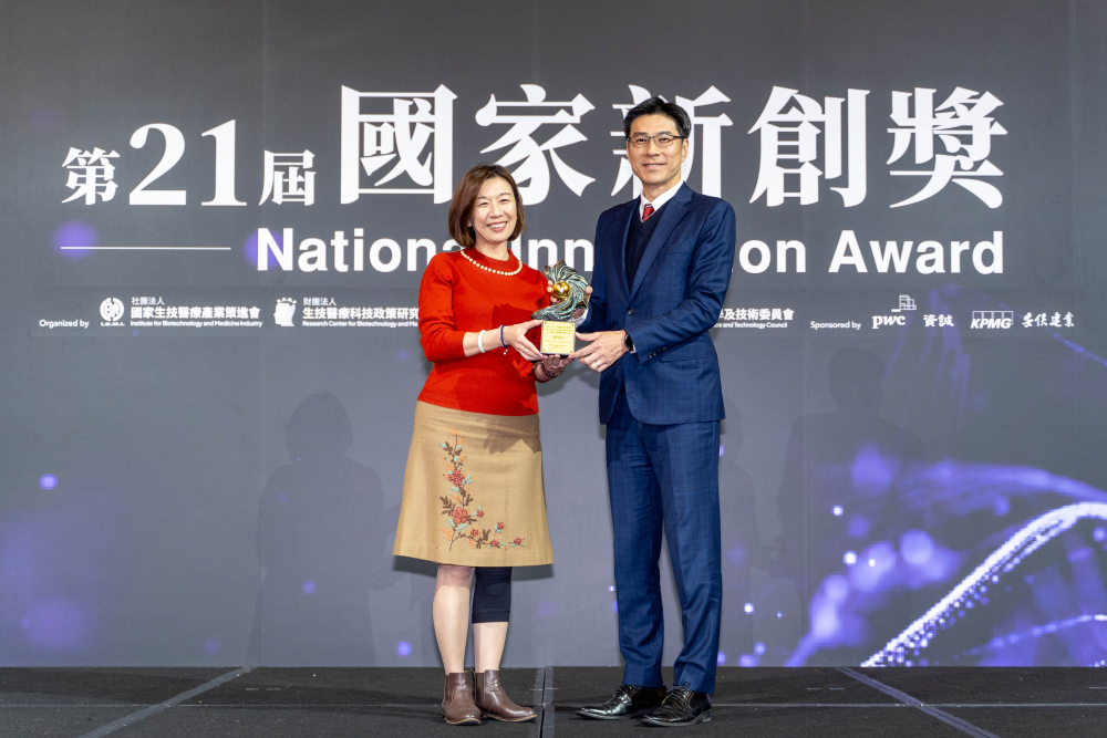 友達旗下子公司友達耘康與達擎分別以「中醫數位化檢測解決方案」及「寬視角3D醫療顯示器」獲得第二十一屆國家新創獎「智慧醫療與健康科技」類別的「企業新創獎」與「國家新創精進獎」兩項殊榮。圖左為衛生福利部政務次長林靜儀、圖右為友達光電智慧醫療事業群總經理廖世宏