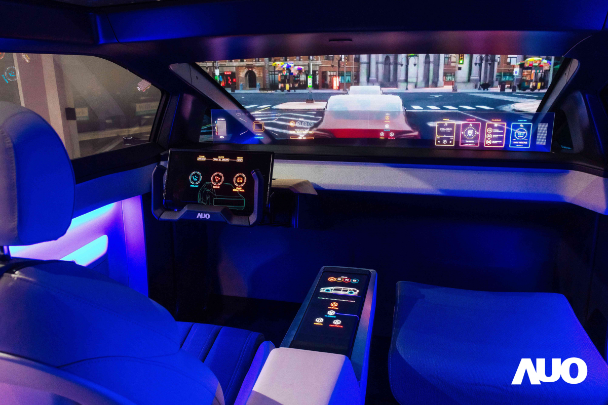 友達新一代智慧座艙Smart Cockpit 2025的Micro LED創新顯示應用中，47.5吋無界透明顯示介面與14.3吋多變形態中控顯示，兩項產品獲得2025智慧顯示應用大賞的智慧移動獎，提供全新的人機互動體驗