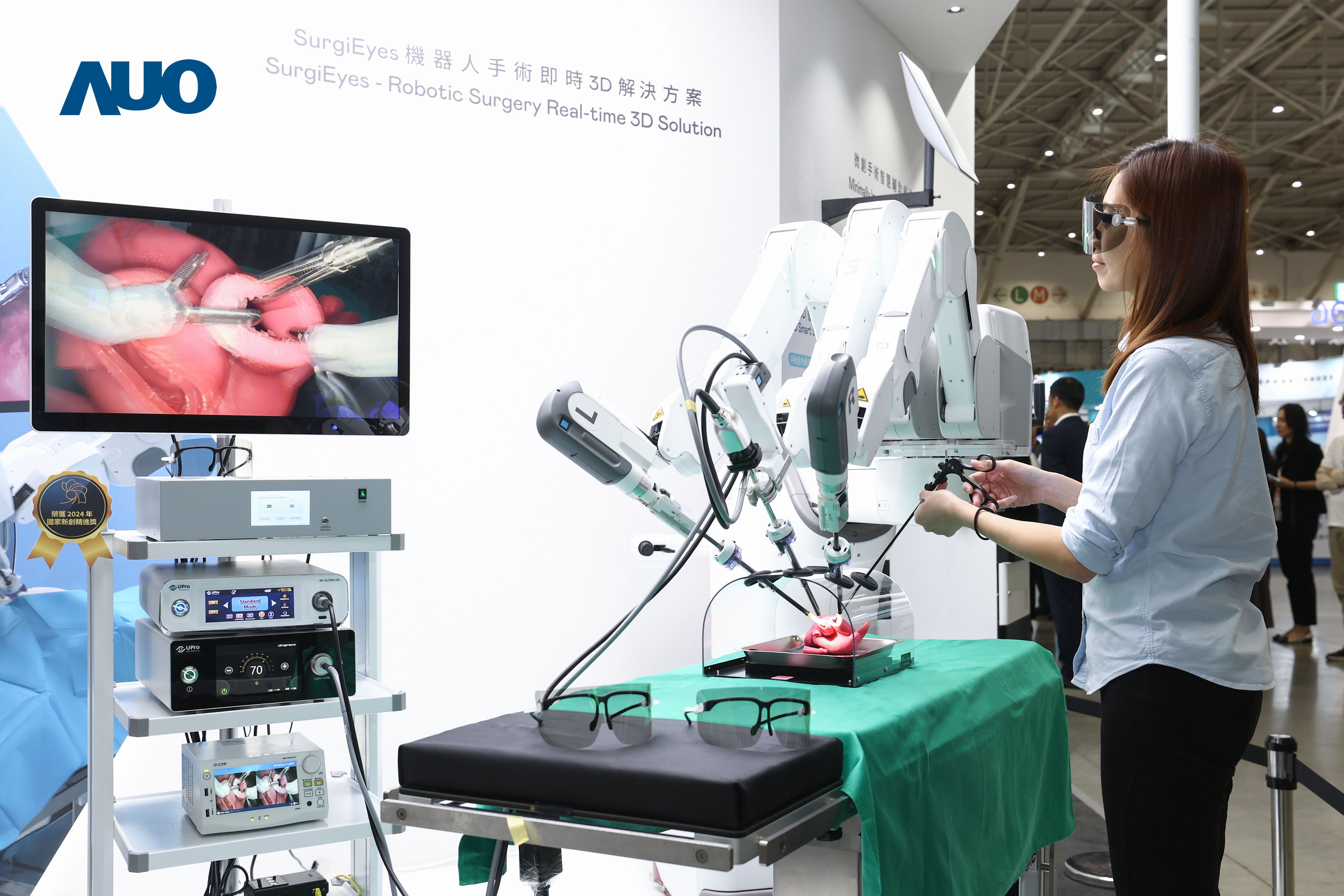 达擎以领先的3D显示技术推出〝SurgiEyes机器人手术实时3D解决方案〞，整合先进3D图像处理与独家3D垂直宽视角、广色域的显示技术，手术团队可实时同步主刀医师视角看到清晰3D影像，提升沟通效率与安全性。