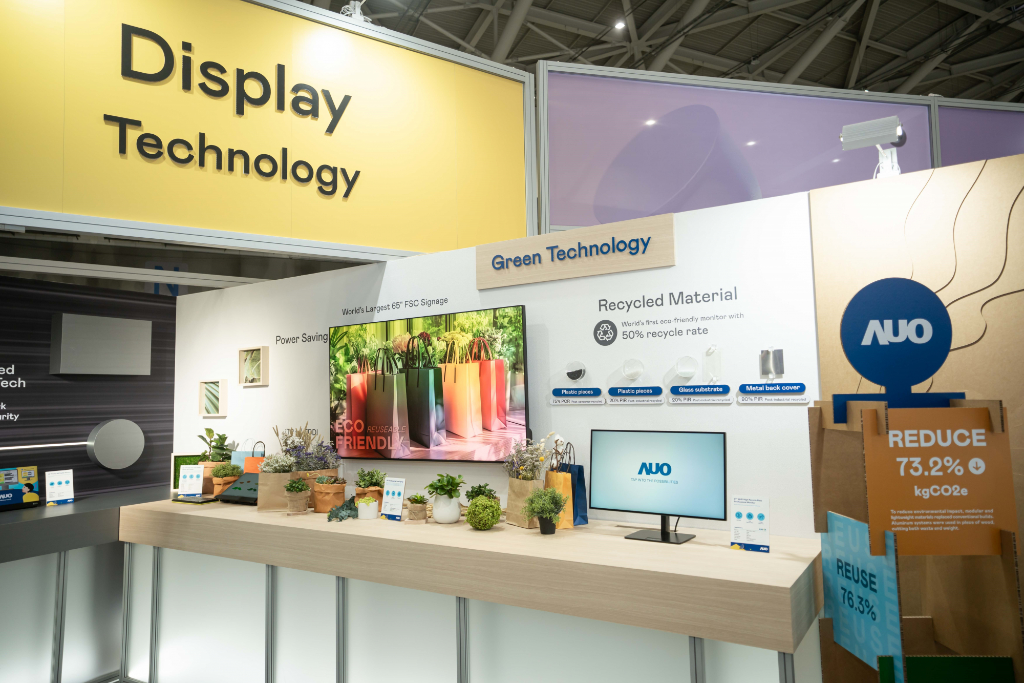友達Touch Taiwan 2025雙展位再度獲etouch 綠色裝潢設計獎肯定；智慧顯示展位以鋁製模組系統取代傳統木作施作，並在相關裝潢物與設計使用可回收、可重複使用的材料，體現低碳與循環精神。
