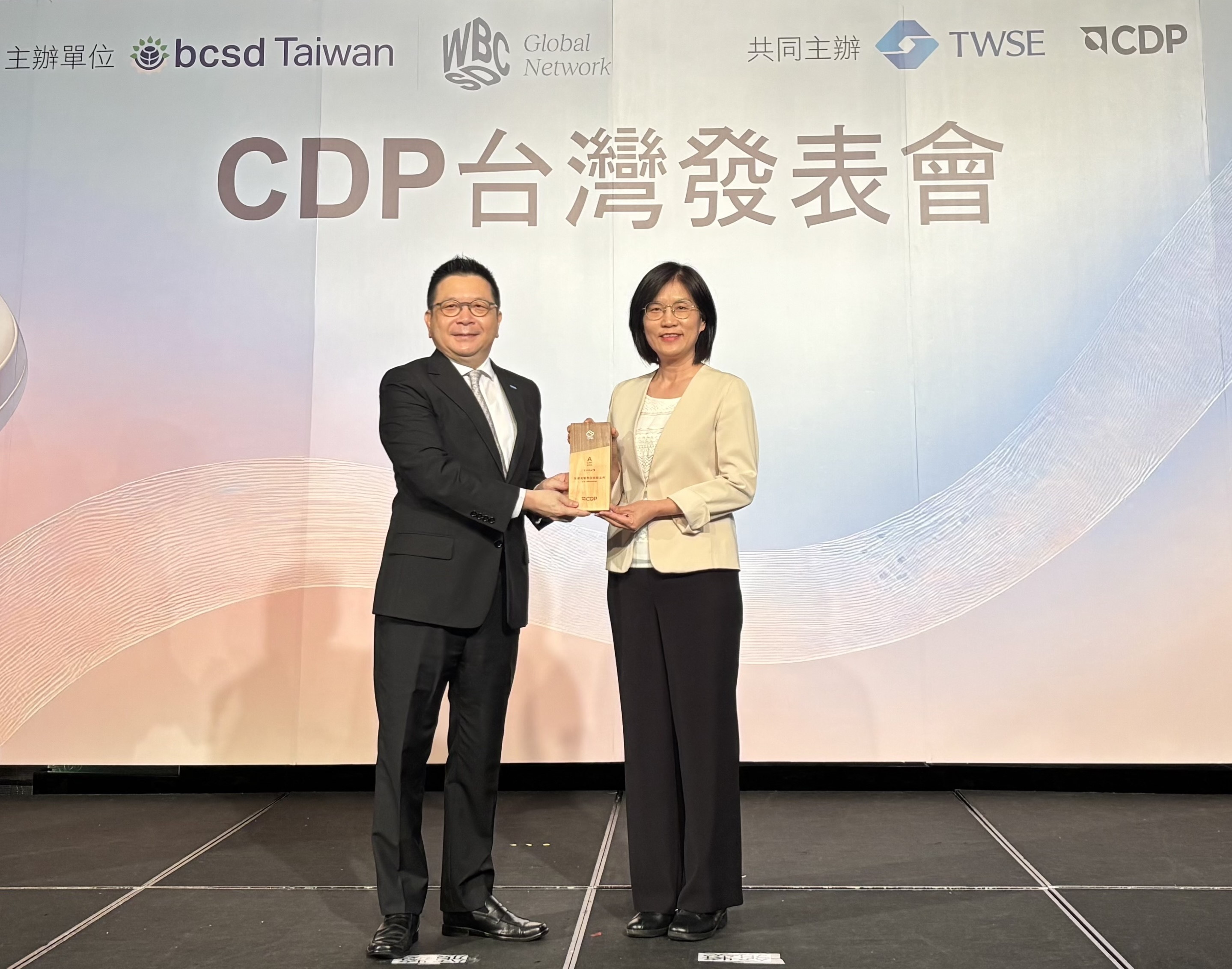 友達永續成果再獲國際評比肯定，獲頒CDP氣候與水資源雙項領導力評級。今由臺灣證券交易所董事長林修銘（左）頒獎，友達光電永續長古秀華（右）代表受獎