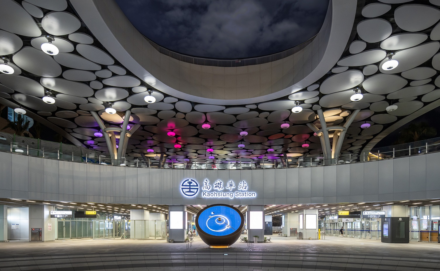 創利空間參與《高雄車站共感空間》公共藝術計畫，擔任視覺科技整合夥伴。於「看時間」天文鐘作品中提供技術指導，整合圓形LED鐘面與鐘體結構，在時間、天象星盤與空間氛圍間生動展演