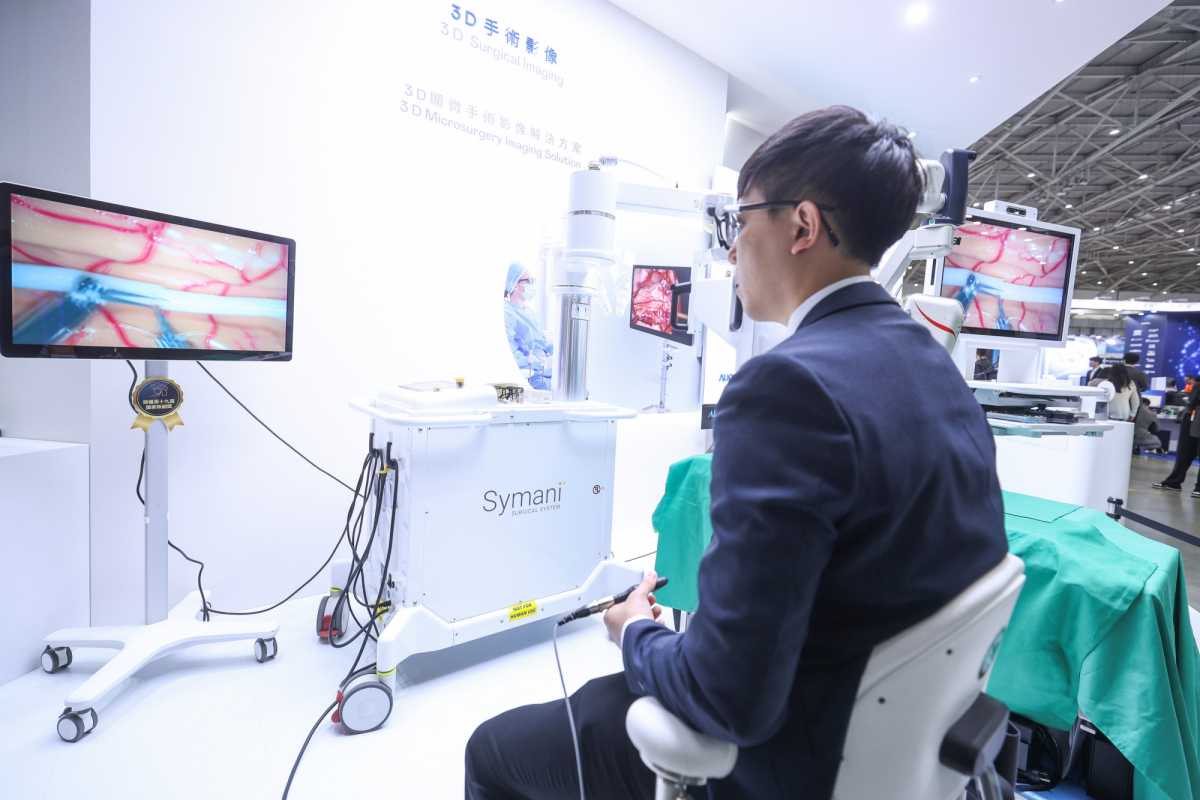 達擎推出「3D顯微手術影像解決方案」，將3D影像技術從腹腔內視鏡手術延伸至神經、血管、淋巴等高難度顯微手術，提供超清晰立體視野，協助醫療團隊在複雜手術中完成精準細膩操作。