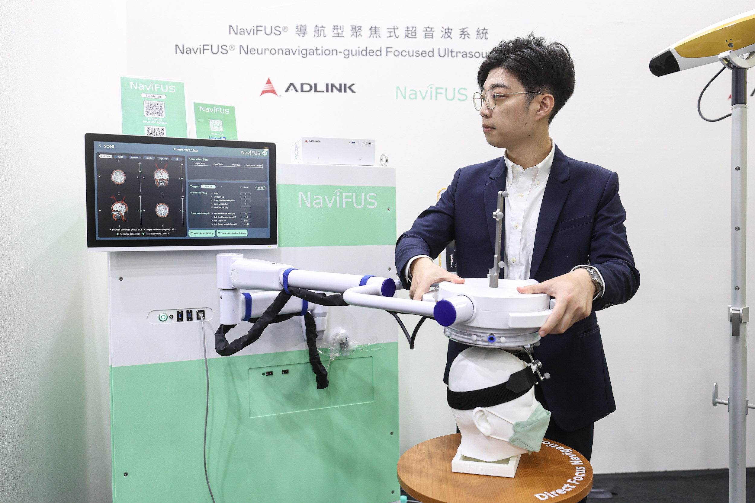 達擎攜手凌華科技與浩宇生醫合作的「NaviFUS&reg; 導航型聚焦式超音波系統」，以凌華醫療級邊緣運算平台為核心，結合光學導航與穿顱超音波技術，非侵入性將能量精準聚焦腦內病灶，可暫時開啟血腦屏障，提升藥物遞送與治療效果。