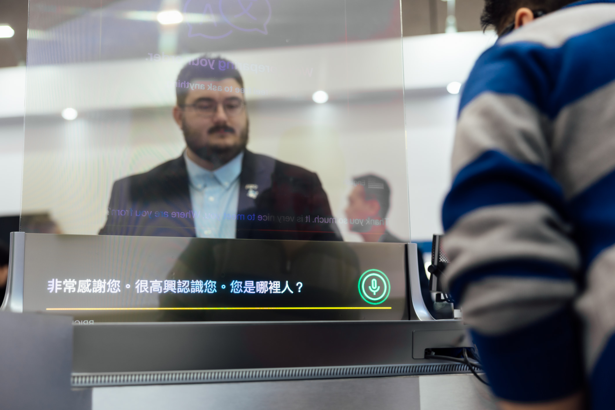 达擎42吋多语系AI互动翻译系统，可支持实时多国语言翻译，协助消费者与服务人员沟通无障碍，并保留自然眼神与表情互动，提升国际性零售场域的服务质量。