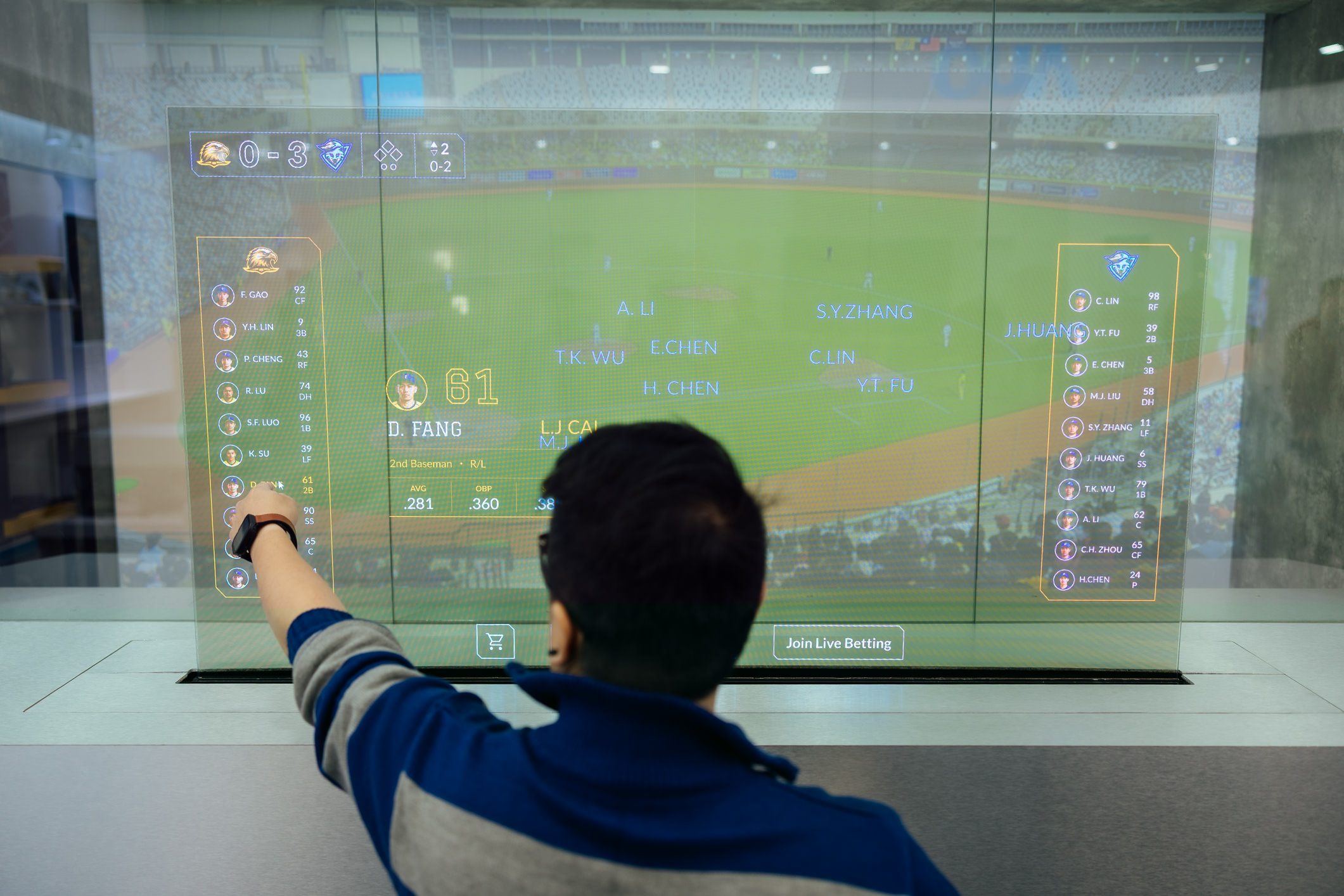 达擎64吋Sports AR Solution Sports AR解决方案结合实时运动赛事数据与互动内容，观众可透过Micro LED显示器的透明特性，在观看实体赛事的同时，同步于显示屏幕上取得与实体球员及赛事对应的相关信息，获得专属的沉浸式体验，提升现场参与感。