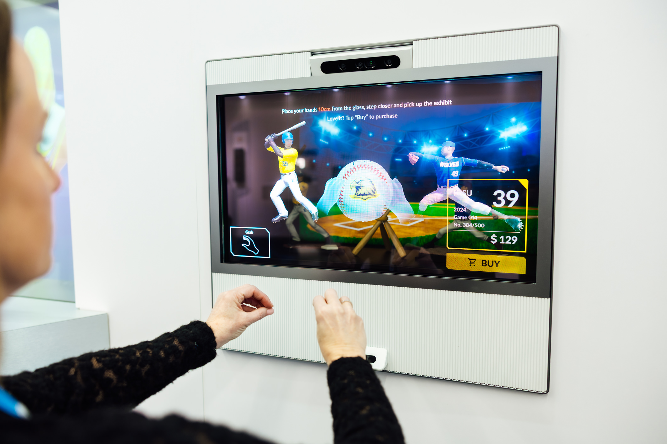 达擎30吋Interactive AR Box则透过3D呈现商品及数字信息，并整合人脸、手势感应技术创造互动，适用高端与限量商品展示，消费者可隔空旋转、放大商品细节，无需接触实品也能感受接近实物的细腻探索。