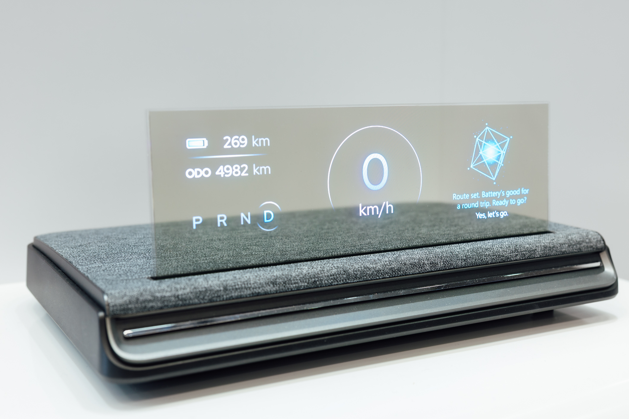全球首款Aero Module透明Micro LED显示器模块外观轻盈通透，可与数字内容完美融合，提供动态显示、先进控制、个人化沉浸感受。